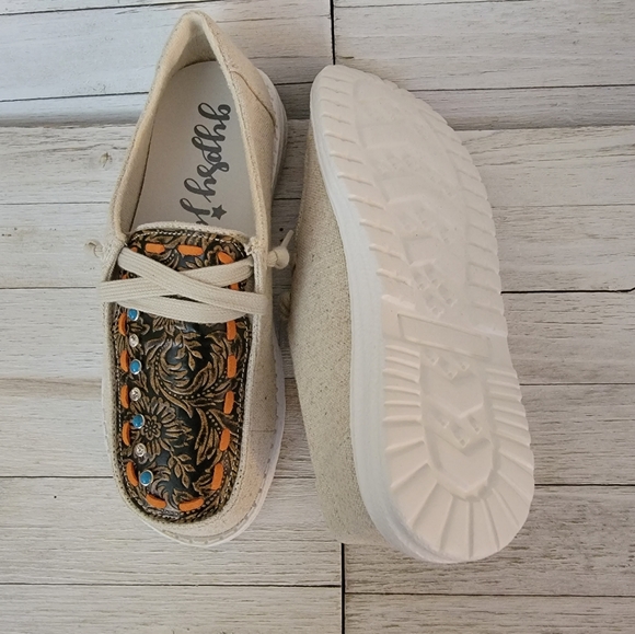 GYPSY JAZZ- VIVIAN NATURAL STUDDED SLIP ON SNEAKERS - Picture 4 of 5